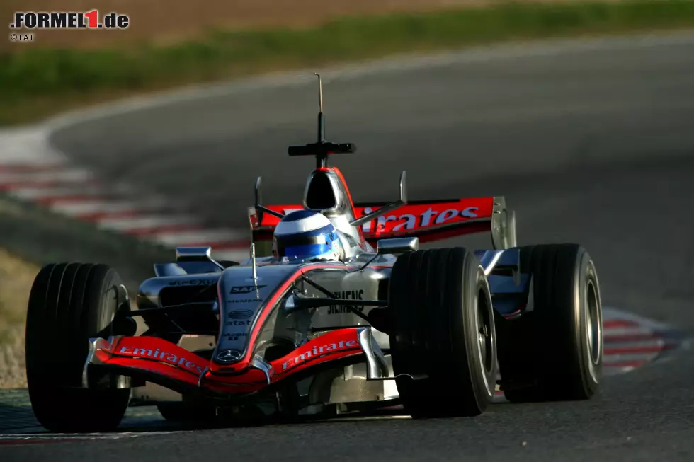 ...Formel 1 zurück: Er testet in Barcelona für McLaren, seine Zeiten sind aber alles andere als konkurrenzfähig, weshalb ein Comeback scheitert. 2007 gewinnt Häkkinen nach einer sieglosen Saison 2006... Foto zur News: ...Formel 1 zurück: Er testet in Barcelona für McLaren, seine Zeiten sind aber alles andere als konkurrenzfähig, weshalb ein Comeback scheitert. 2007 gewinnt Häkkinen nach einer sieglosen Saison 2006...