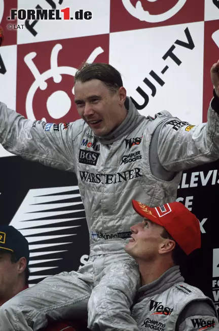 Mit Erfolg, denn beim Saisonfinale in Suzuka krönt er sich zum Formel-1-Weltmeister. Die Rückkehr der Silberpfeile ist damit perfekt. Foto zur News: Mit Erfolg, denn beim Saisonfinale in Suzuka krönt er sich zum Formel-1-Weltmeister. Die Rückkehr der Silberpfeile ist damit perfekt.