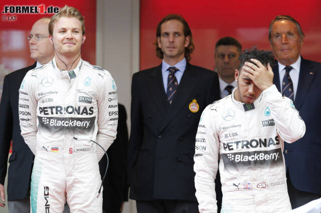 Foto zur News: Jetzt gehört er zu den Größen von Monaco: Nico Rosberg gewinnt den Klassiker 2015 zum dritten Mal hintereinander und schafft damit einen lupenreinen Hattrick. Das ist davor nur Graham Hill, Alain Prost und Ayrton Senna gelungen. Pechvogel Lewis Hamilton muss indes weiter auf seinen zweiten Monaco-Sieg nach 2008 warten.