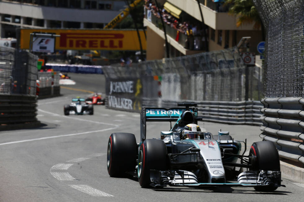 Foto zur News: Trotz erhöhter Bremstemperaturen bei Hamilton und hohem Benzinverbrauch bei Rosberg: Mercedes kontrolliert den Grand Prix - und Hamilton baut seinen Vorsprung binnen 15 Runden von zweieinhalb auf zehn Sekunden aus, indem er konsequenter überrundet.