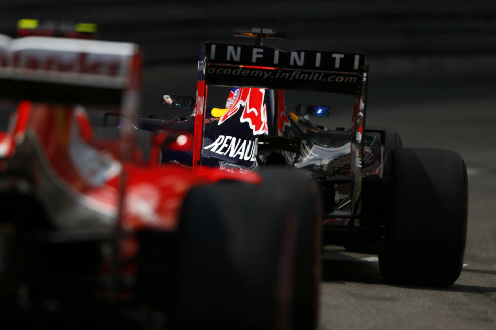Foto zur News: Es ist ein eher langweiliger Grand Prix, in Monaco gilt wie so oft Überholverbot. Als Kimi Räikkönen das Tempo anzieht und Druck auf Ricciardo macht, funkt er an die Ferrari-Box: &quot;Wenn ich ihn überholen soll, müsst ihr mir den Sauber aus dem Weg schaffen!&quot; Nicht das einzige Mal, dass sich der gar nicht so coole &quot;Iceman&quot; über die diesmal besonders unkooperativen Nachzügler ärgert.