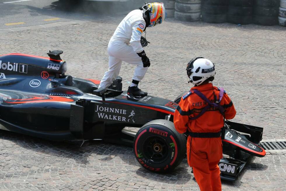 Foto zur News: Aus der Traum für Alonso: In der 42. Runde geht sein Getriebe kaputt. So bleibt es Jenson Button vorbehalten, als Achter die ersten WM-Punkte für McLaren-Honda zu holen.