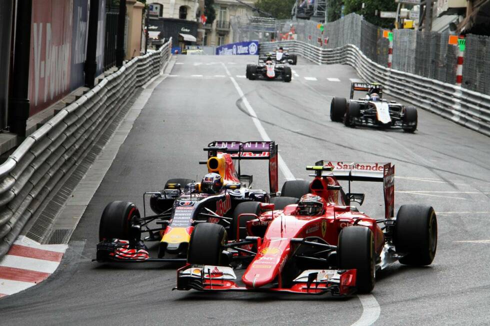 Foto zur News: Räikkönen vs. Ricciardo zum Zweiten, diesmal mit umgekehrten Vorzeichen um den fünften Platz. Dass die Rennleitung den Rempler des Red-Bull-Piloten bei Mirabeau nicht ahndet, überrascht viele. Ricciardo wird am Ende Fünfter, obwohl ihn Teamkollege Kwjat zwischenzeitlich durchlässt, um mit frischen Supersoft-Reifen Jagd auf das Podium zu machen. Aber als ihm das nicht gelingt, werden die Plätze wieder zurückgetauscht.