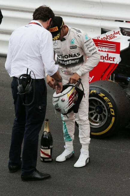 Foto zur News: Hamilton ist der moralische Sieger von Monaco, aber auch der vielleicht traurigste Drittplatzierte aller Zeiten. Während der Auslaufrunde spielt er mit dem Gedanken, direkt in sein Appartement zu gehen und die Siegerehrung auszulassen. Erster Trostspender: FIA-Sprecher Matteo Bonciani.