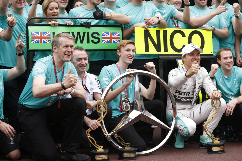Foto zur News: Hamilton fehlt beim Sieger-Teamfoto für Rosberg, aber das nimmt ihm diesmal keiner übel. Rosberg denkt sich: Einem geschenkten Gaul schaut man nicht ins Maul. Und freut sich, dass die Weltmeisterschaft bei nur noch zehn Punkten Rückstand wieder völlig offen ist.
