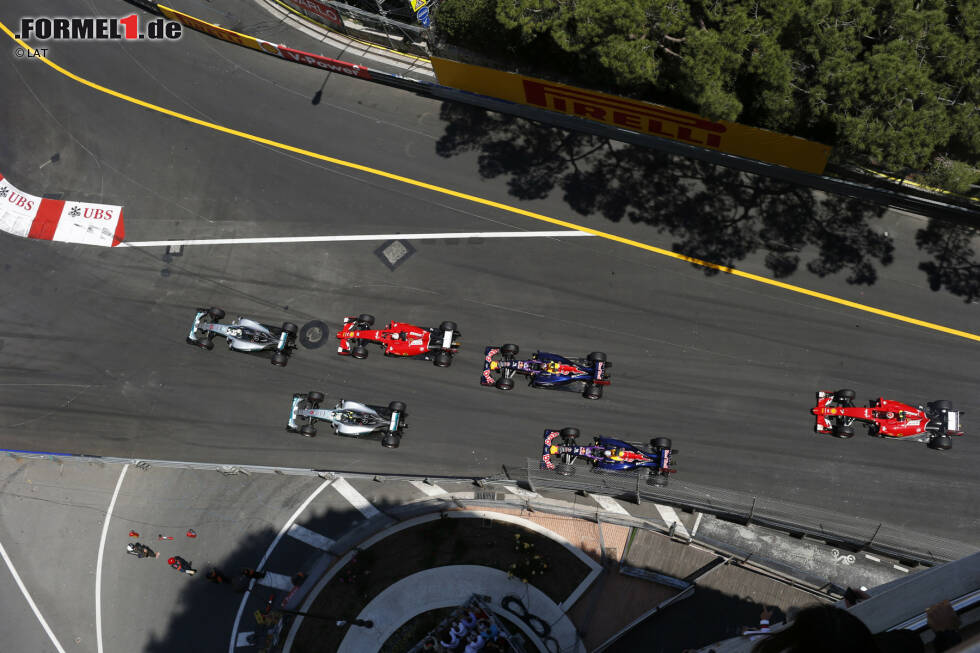 Foto zur News: Der Start: Hamilton kommt am besten weg, Rosberg behauptet sich außen knapp vor Sebastian Vettel...