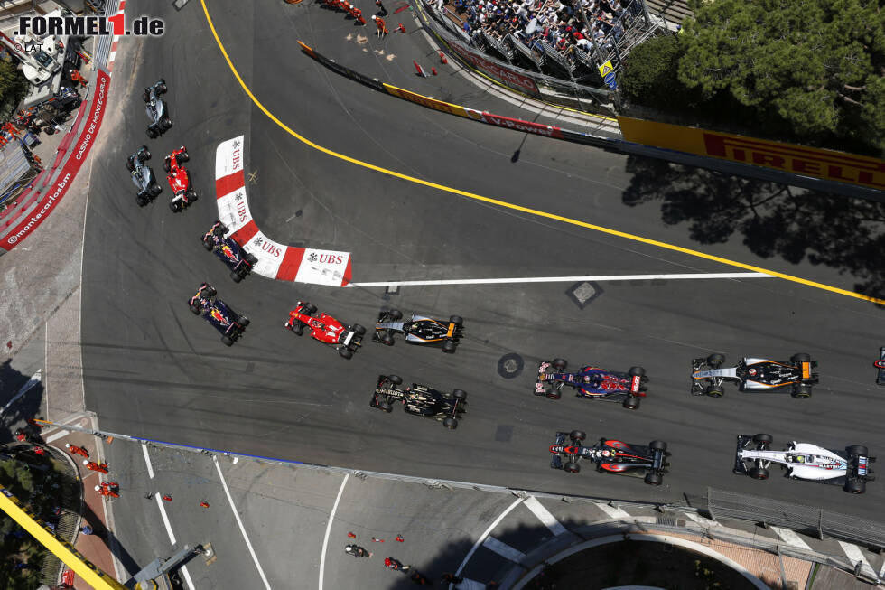 Foto zur News: ... und Daniil Kwjat geht an seinem Red-Bull-Teamkollegen Daniel Ricciardo vorbei. Aber alle kommen heil durch die erste Kurve.