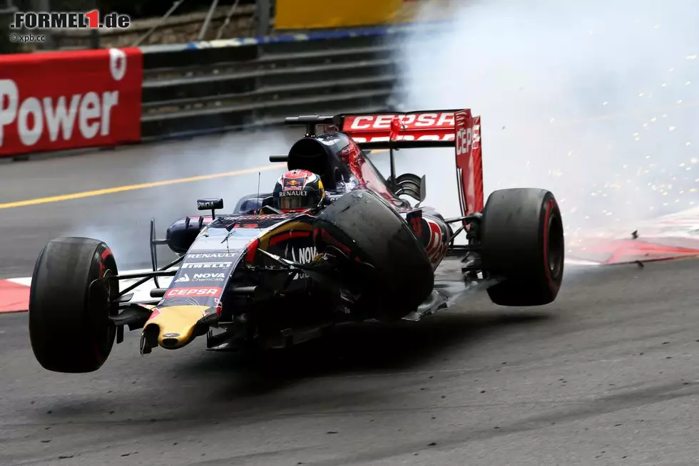Als der Toro-Rosso-Junior mit hoher Geschwindigkeit in die Leitplanken kracht, bleibt Papa Jos an der Box das Herz stehen. Aber Verstappen gibt sofort Entwarnung: "Mir geht's gut!" Foto zur News: Als der Toro-Rosso-Junior mit hoher Geschwindigkeit in die Leitplanken kracht, bleibt Papa Jos an der Box das Herz stehen. Aber Verstappen gibt sofort Entwarnung: "Mir geht's gut!"
