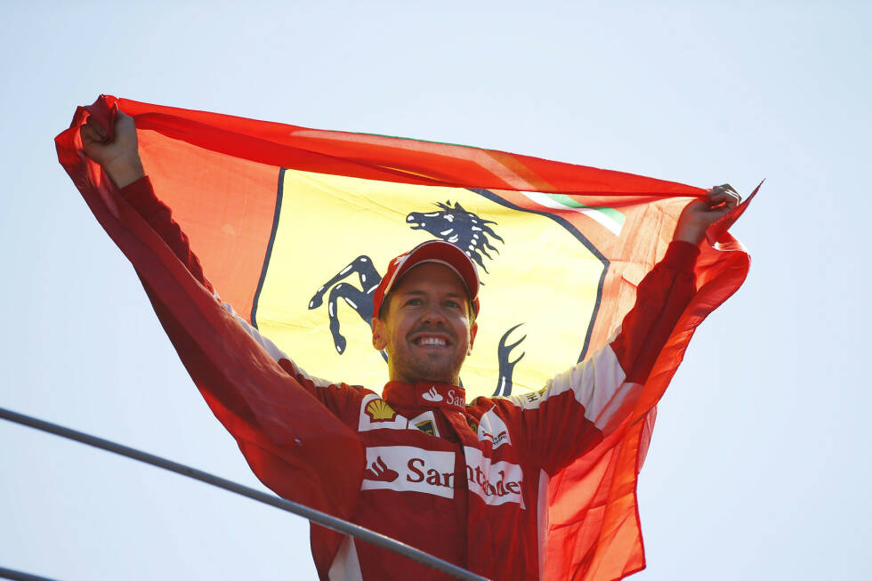 Foto zur News: Als Ferrari-Fahrer in Rot mit der entsprechenden Fahne auf dem Monza-Podest: Für Sebastian Vettel absolut herzergreifend!
