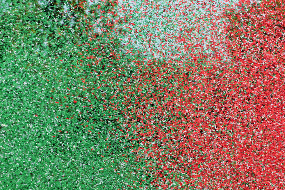 Foto zur News: Weil dann ohnehin schon alles nass ist, sind die Papierschnipsel in italienischen Nationalfarben auch egal.