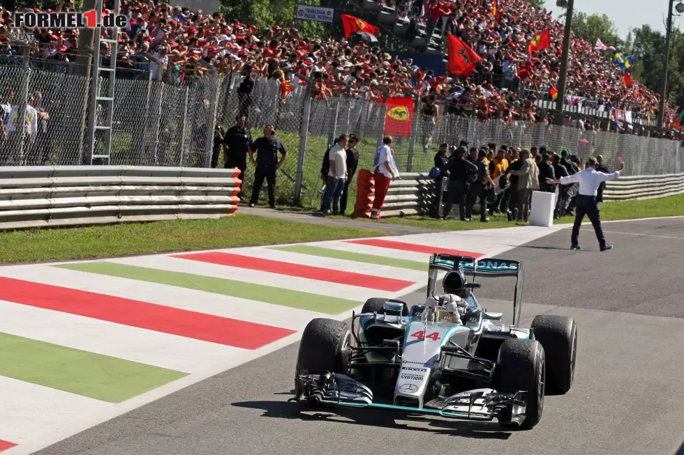 Foto zur News: In Monza werden traditionell direkt nach der Zieldurchfahrt alle Tore geöffnet, sodass die Fans auf die Strecke stürmen können.