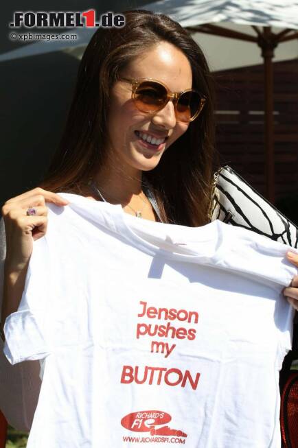 Foto zur News: Die Tochter eines Vaters aus Argentinien und einer Mutter aus Japan hat jedoch seit 2008 nur einen im Kopf: Jenson Button.