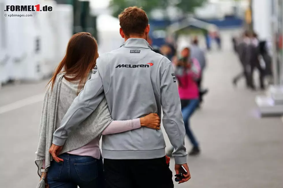 Aus der Formel-1-Saison 2014 verabschiedete sich das Traumpaar als Verlobte, 2015 kommen sie als Ehepaar zurück. Viel Glück! Foto zur News: Aus der Formel-1-Saison 2014 verabschiedete sich das Traumpaar als Verlobte, 2015 kommen sie als Ehepaar zurück. Viel Glück!