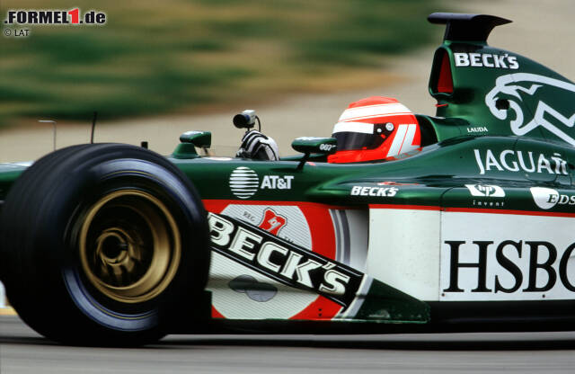 Foto zur News: 13. Januar 2002: Jaguar-Teamchef Niki Lauda, der zuvor gesagt hat, jeder Affe könne inzwischen Formel 1 fahren, steigt selbst in den R2 - und muss auf fast peinliche Art und Weise erfahren, dass die Formel 1 doch kniffliger ist als gedacht.