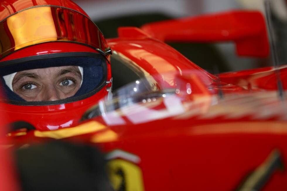 Foto zur News: 1./2. Februar 2006: MotoGP-Superstar Valentino Rossi nimmt im Cockpit eines Formel-1-Boliden von Ferrari Platz. Es handelt sich um das Weltmeisterauto der Saison 2004, den F2004. Rossi testet den roten Renner auf dem Circuit Ricardo Tormo in Valencia und ist dabei nur eine halbe Sekunde langsamer als Michael Schumacher.