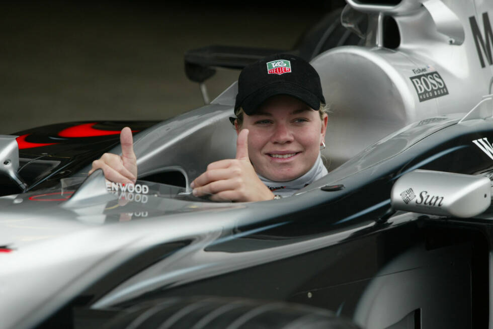 Foto zur News: 27. September 2002: Im Rahmen des Grand Prix der USA in Indianapolis darf IndyCar-Lady Sarah Fisher ein paar Demorunden im Formel-1-Silberpfeil - zu dieser Zeit der McLaren-Mercedes - drehen.
