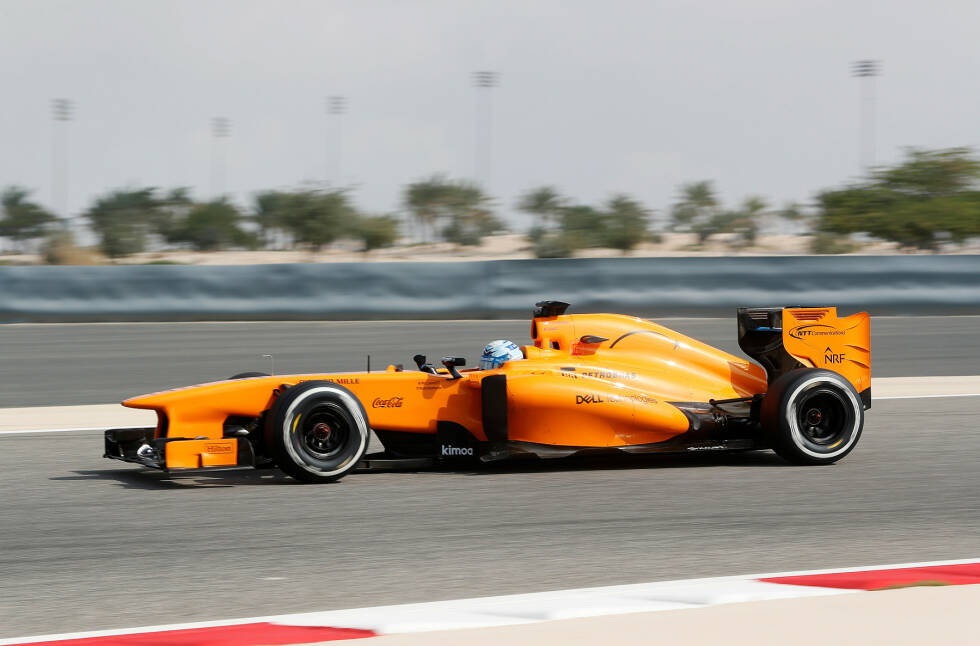 Foto zur News: 26. November 2018: Der siebenmalige NASCAR-Champion Jimmie Johnson gibt sich die Ehre. Bei einem Autotausch mit Fernando Alonso steuert er den McLaren MP4-28 aus der Saison 2013 - und ist dabei nur wenige Zehntelsekunden langsamer als Alonso! Gut zwei Jahre später wechselt Johnson tatsächlich in den Formelsport - allerdings nicht in die Formel 1, sondern in die IndyCar-Serie, wo er für Chp Ganassi Racing fährt.