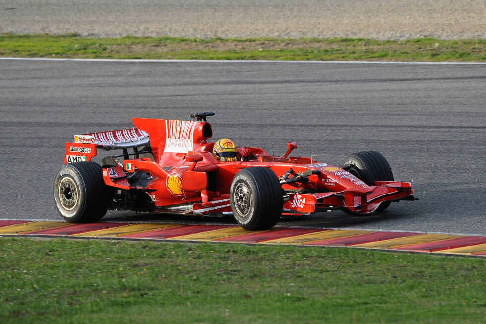 Foto zur News: 21. November 2008: Zwei Jahre nach Zanardi sitzt erneut dessen Landsmann Valentino Rossi im Formel-1-Cockpit. &quot;The Doctor&quot; steigt kurz nach dem Gewinn eines achten von neun Titeln in der Motorrad-WM wieder in einen Ferrari. Diesmal handelt es sich um den aktuellen F2008, den er auf seiner Paradestrecke Mugello testet.