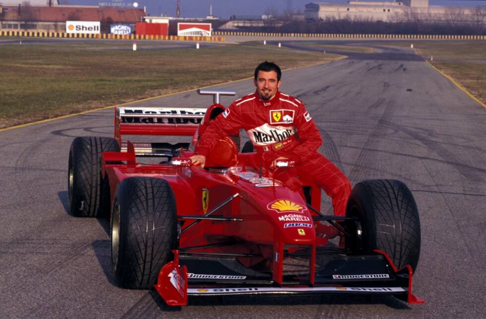 Foto zur News: 18. Januar 1999: Motorradstar Max Biaggi - zu diesem Zeitpunkt bereits viermaliger 250er-Weltmeister - testet in Fiorano den Ferrari F300 von 1998. Der Test kommt zustande, weil Marlboro zu dieser Zeit sowohl Hauptsponsor von Ferrari in der Formel 1 als auch von Biaggi in der 500er-Klasse der Motorrad-WM ist.