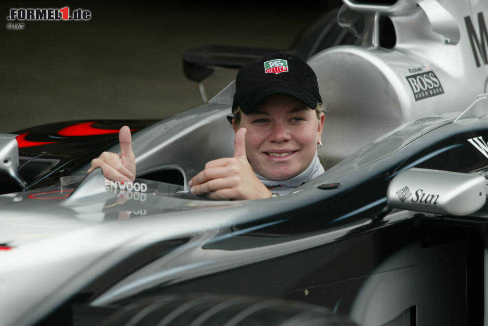 Foto zur News: 27. September 2002: Im Rahmen des Grand Prix der USA in Indianapolis darf IndyCar-Lady Sarah Fisher ein paar Demorunden im Formel-1-Silberpfeil - zu dieser Zeit der McLaren-Mercedes - drehen.