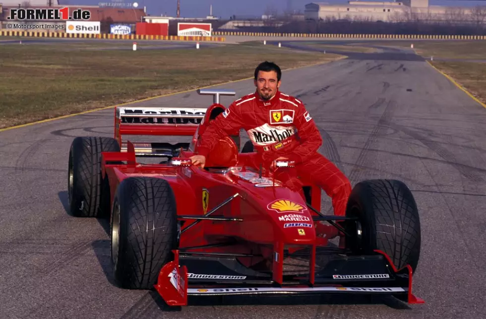 Foto zur News: 18. Januar 1999: Motorradstar Max Biaggi - zu diesem Zeitpunkt bereits viermaliger 250er-Weltmeister - testet in Fiorano den Ferrari F300 von 1998. Der Test kommt zustande, weil Marlboro zu dieser Zeit sowohl Hauptsponsor von Ferrari in der Formel 1 als auch von Biaggi in der 500er-Klasse der Motorrad-WM ist.