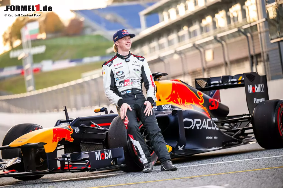 6. November 2024: Mit Kalle Rovanperä wagt sich ein weiterer Rallye-Weltmeister ans Steuer eines Formel-1-Autos. In Spielberg fährt der Finne einen Red Bull RB8, das Weltmeisterauto von Sebastian Vettel aus der Saison 2012. Foto zur News: 6. November 2024: Mit Kalle Rovanperä wagt sich ein weiterer Rallye-Weltmeister ans Steuer eines Formel-1-Autos. In Spielberg fährt der Finne einen Red Bull RB8, das Weltmeisterauto von Sebastian Vettel aus der Saison 2012.