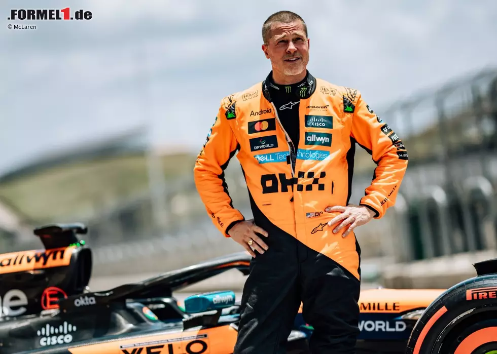 Juni 2025: Für den Formel-1-Kinofilm saß US-Schauspieler Brad Pitt schon virtuell in einem Grand-Prix-Auto, jetzt darf er bei McLaren wirklich ran - und fährt in Austin den MCL60 von 2023 bei einem Privattest. Mit der Aktion will man nochmals Werbung machen für den neuen Film. Foto zur News: Juni 2025: Für den Formel-1-Kinofilm saß US-Schauspieler Brad Pitt schon virtuell in einem Grand-Prix-Auto, jetzt darf er bei McLaren wirklich ran - und fährt in Austin den MCL60 von 2023 bei einem Privattest. Mit der Aktion will man nochmals Werbung machen für den neuen Film.