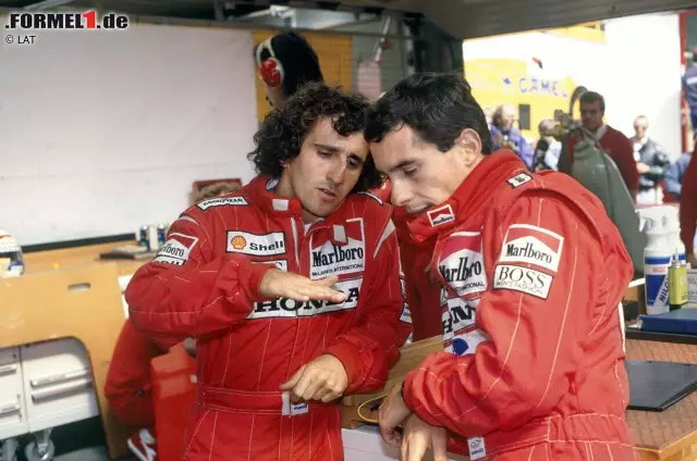 Es ist Prost höchstpersönlich, der bei Ron Dennis dafür plädiert, Senna ins Team zu holen. Er will unbedingt Honda-Motoren und weiß, dass sich die Japaner nur dann überzeugen lassen, wenn der extrem beliebte Shootingstar bei McLaren andockt. Der Plan geht auf, doch Prost hat sich zum zweiten Mal in seiner Karriere verkalkuliert: Die beiden gewinnen in der Saison 1988 die Rekordsumme von 15 von 16 Rennen, doch Senna hat das bessere Ende für sich und wird erstmals Weltmeister. Jetzt liegt ihm Honda erst recht zu Füßen. Foto zur News: Es ist Prost höchstpersönlich, der bei Ron Dennis dafür plädiert, Senna ins Team zu holen. Er will unbedingt Honda-Motoren und weiß, dass sich die Japaner nur dann überzeugen lassen, wenn der extrem beliebte Shootingstar bei McLaren andockt. Der Plan geht auf, doch Prost hat sich zum zweiten Mal in seiner Karriere verkalkuliert: Die beiden gewinnen in der Saison 1988 die Rekordsumme von 15 von 16 Rennen, doch Senna hat das bessere Ende für sich und wird erstmals Weltmeister. Jetzt liegt ihm Honda erst recht zu Füßen.