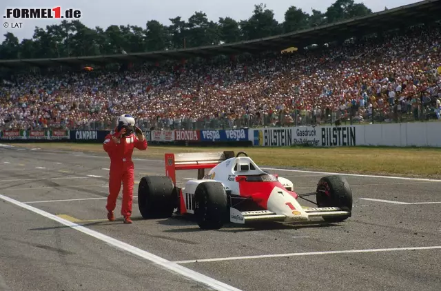 Der Weg zum Triple ist frei, doch 1987 hat sich Fortuna von Prost abgewandt. Obwohl der damals 32-Jährige selbst wenig Fehler macht und sich durch gewohnte Verbissenheit auszeichnet, bleibt für ihn nur Rang vier in der Fahrer-WM. Zwar deutlich vor seinem Teamkollegen Stefan Johansson, aber erstmals in seiner Karriere hinter Ayrton Senna. Da nützt es auch nichts, dass Prost in Hockenheim versucht, seinen ausgerollten Boliden wie einst Jack Brabham über die Ziellinie zu schieben. Vergeblich. Foto zur News: Der Weg zum Triple ist frei, doch 1987 hat sich Fortuna von Prost abgewandt. Obwohl der damals 32-Jährige selbst wenig Fehler macht und sich durch gewohnte Verbissenheit auszeichnet, bleibt für ihn nur Rang vier in der Fahrer-WM. Zwar deutlich vor seinem Teamkollegen Stefan Johansson, aber erstmals in seiner Karriere hinter Ayrton Senna. Da nützt es auch nichts, dass Prost in Hockenheim versucht, seinen ausgerollten Boliden wie einst Jack Brabham über die Ziellinie zu schieben. Vergeblich.