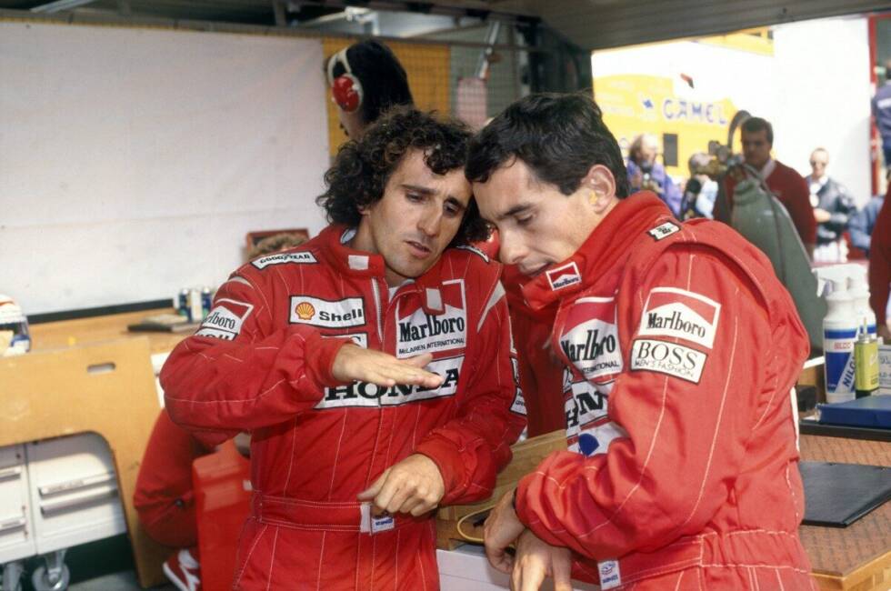 Foto zur News: Es ist Prost höchstpersönlich, der bei Ron Dennis dafür plädiert, Senna ins Team zu holen. Er will unbedingt Honda-Motoren und weiß, dass sich die Japaner nur dann überzeugen lassen, wenn der extrem beliebte Shootingstar bei McLaren andockt. Der Plan geht auf, doch Prost hat sich zum zweiten Mal in seiner Karriere verkalkuliert: Die beiden gewinnen in der Saison 1988 die Rekordsumme von 15 von 16 Rennen, doch Senna hat das bessere Ende für sich und wird erstmals Weltmeister. Jetzt liegt ihm Honda erst recht zu Füßen.