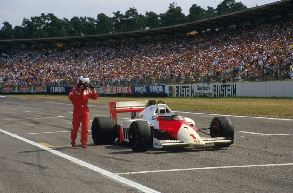 Foto zur News: Der Weg zum Triple ist frei, doch 1987 hat sich Fortuna von Prost abgewandt. Obwohl der damals 32-Jährige selbst wenig Fehler macht und sich durch gewohnte Verbissenheit auszeichnet, bleibt für ihn nur Rang vier in der Fahrer-WM. Zwar deutlich vor seinem Teamkollegen Stefan Johansson, aber erstmals in seiner Karriere hinter Ayrton Senna. Da nützt es auch nichts, dass Prost in Hockenheim versucht, seinen ausgerollten Boliden wie einst Jack Brabham über die Ziellinie zu schieben. Vergeblich.