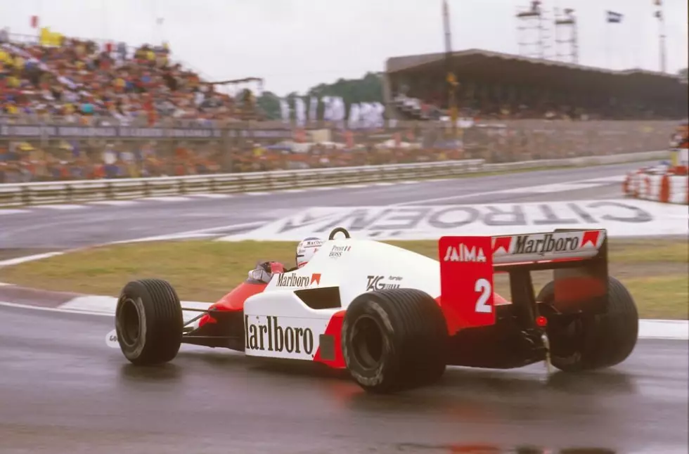 Foto zur News: Während Laudas Karriere kurz darauf endet, nimmt die von Prost so richtig Fahrt auf: Der McLaren entwickelte sich zum dominierenden Auto und der "Professor" zum überlegenen Piloten. Mit seinem taktischen und unspektakulären, aber extrem effizienten Ansatz glückt ihm 1985 der erste WM-Titel. Passend: Es war ein vierter Platz im drittletzten Saisonrennen in Brands Hatch, der den Erfolg sichert.