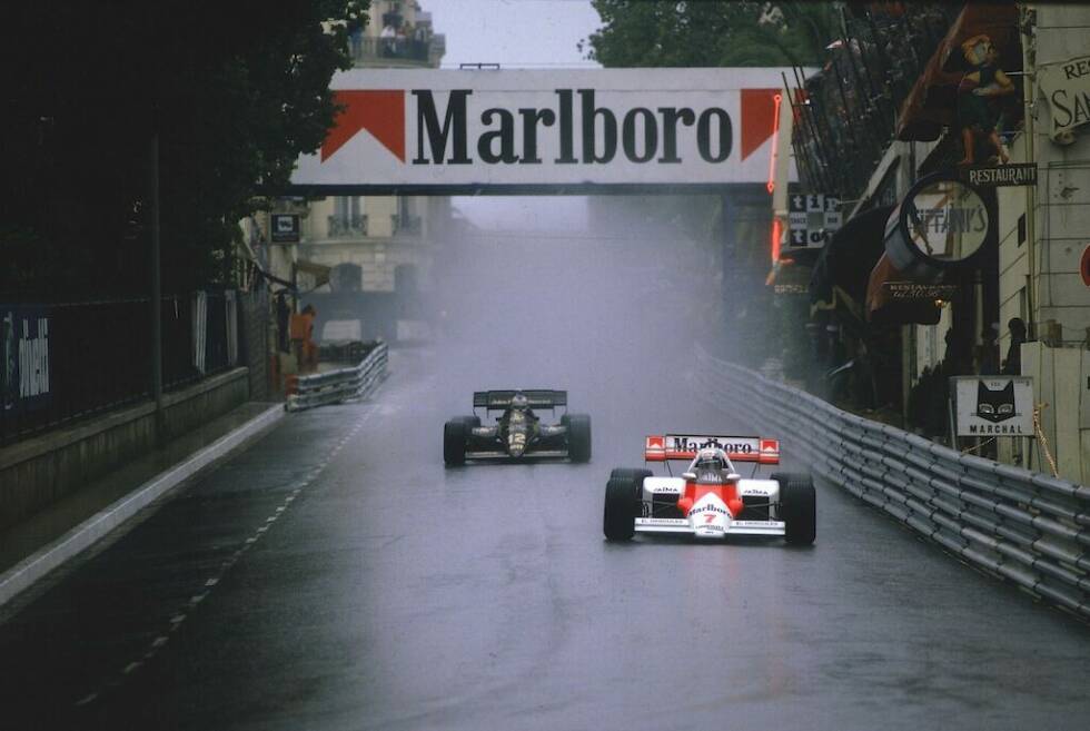 Foto zur News: Die Wogen mit McLaren haben sich geglättet. 1984 geht es zurück nach Woking und die Fehde mit Senna nimmt ihren Anfang: Genauer gesagt in Monaco, wo der in Führung liegende Prost im starken Regen auf einen Abbruch des Rennens drängt und so der Aufholjagd des aufstrebenden Brasilianers ein jähes Ende setzt. So ist es ausgerechnet Prost, der mit den ersten politischen Spielchen den Grundstein für den Mythos Senna legt.
