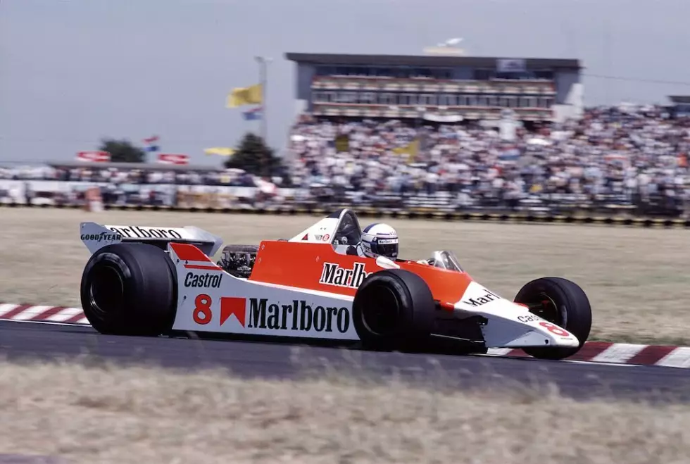 Foto zur News: Prost, in jungen Jahren ein gefeiertes Wunderkind und in praktisch jedem Formelauto der Schnellste, darf sich seinen Platz in der Königsklasse aussuchen und dreht seine ersten Runden in der Saison 1980 für McLaren. Statt Pokalen gibt es Knochenbrüche und nur vier Punktresultate in 16 Rennen: Viele Unfälle verhageln das Debüt, er verlässt das Team zum Saisonende im Streit, weil er nicht bereit ist, die Fehler auf seine Kappe zu nehmen.