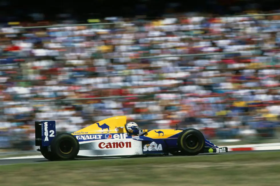 Foto zur News: ...und kommt mit Williams 1993 stärker als jemals zuvor zurück. Eine &quot;Anti-Senna-Klausel&quot; in seinem Arbeitsvertrag hat zuvor für eine neue Episode im ewigen Scharmützel der beiden Superstars gesorgt, doch im mit Computern und Technik vollgestopften Wunderauto aus der Feder Adrian Neweys ist gegen Prost kein Kraut gewachsen.