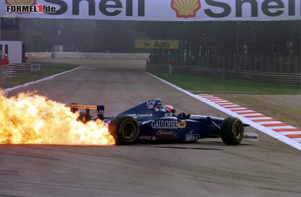 Als Teamchef erlebt Prost ein abschließendes Kapitel seiner Formel-1-Karriere, das von wenig Erfolg gekrönt ist: Das Nachfolgeteam von Ligier zeichnet sich wechselweise durch langsame oder unzuverlässige Autos aus. 2002 wirft Prost die Brocken hin, fährt fortan Eisrennen und macht sich bei Breitensport-Veranstaltungen im Radsport einen Namen. Foto zur News: Als Teamchef erlebt Prost ein abschließendes Kapitel seiner Formel-1-Karriere, das von wenig Erfolg gekrönt ist: Das Nachfolgeteam von Ligier zeichnet sich wechselweise durch langsame oder unzuverlässige Autos aus. 2002 wirft Prost die Brocken hin, fährt fortan Eisrennen und macht sich bei Breitensport-Veranstaltungen im Radsport einen Namen.