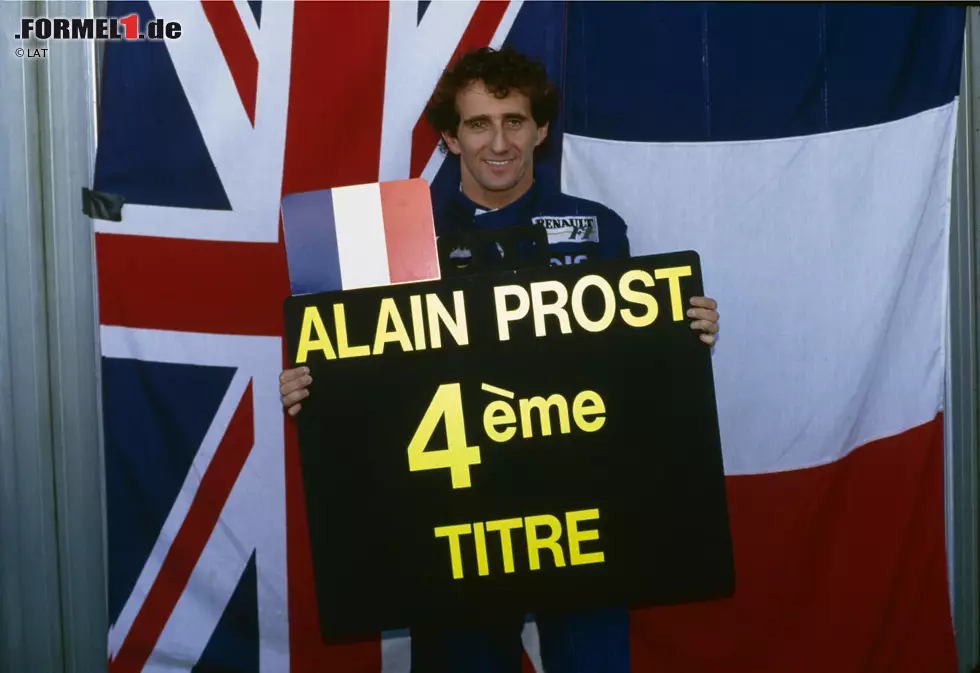 Er gewinnt sieben der ersten zehn Saisonrennen und wird überlegen Weltmeister. Nach dem vierten Titel ist jedoch Schluss: Prost will auf dem Höhepunkt abtreten und beendet seine Formel-1-Karriere. Legendär ist das Bild seines letzten Podiumsbesuchs als Aktiver in Adelaide, wo Sieger Senna ihn auf die oberste Stufe des Podests zieht und den Arm des Erzrivalen in die Höhe hebt. Später spricht der Brasilianer sogar von einem "lieben Freund": Es ist eine späte Aussöhnung, bei der Prost seinen Teil erst nach dem Unglück am 1. Mai 1994 in Imola vollzieht. Foto zur News: Er gewinnt sieben der ersten zehn Saisonrennen und wird überlegen Weltmeister. Nach dem vierten Titel ist jedoch Schluss: Prost will auf dem Höhepunkt abtreten und beendet seine Formel-1-Karriere. Legendär ist das Bild seines letzten Podiumsbesuchs als Aktiver in Adelaide, wo Sieger Senna ihn auf die oberste Stufe des Podests zieht und den Arm des Erzrivalen in die Höhe hebt. Später spricht der Brasilianer sogar von einem "lieben Freund": Es ist eine späte Aussöhnung, bei der Prost seinen Teil erst nach dem Unglück am 1. Mai 1994 in Imola vollzieht.