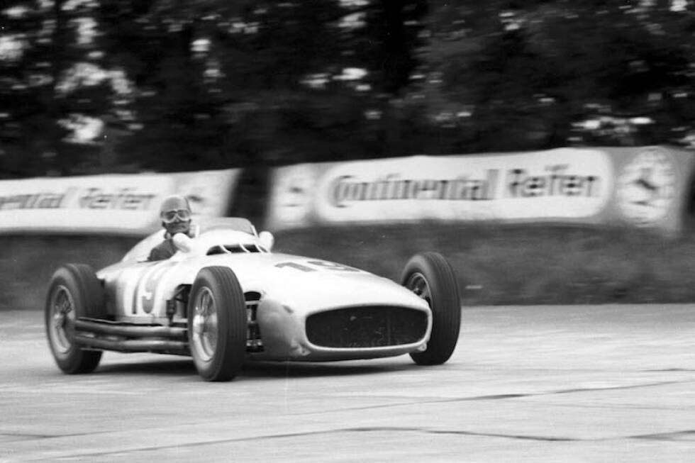 Foto zur News: Erster deutscher Reifenhersteller in der Formel 1 ist 1954 Continental. Als Mercedes-Partner stattet das Unternehmen aus Hannover Rennlegenden wie Juan Manuel Fangio, Hans Hermann und Karl Kling in ihren Silberpfeilen aus und wird in den ersten zwei Jahren des Engagements zweimal Weltmeister.