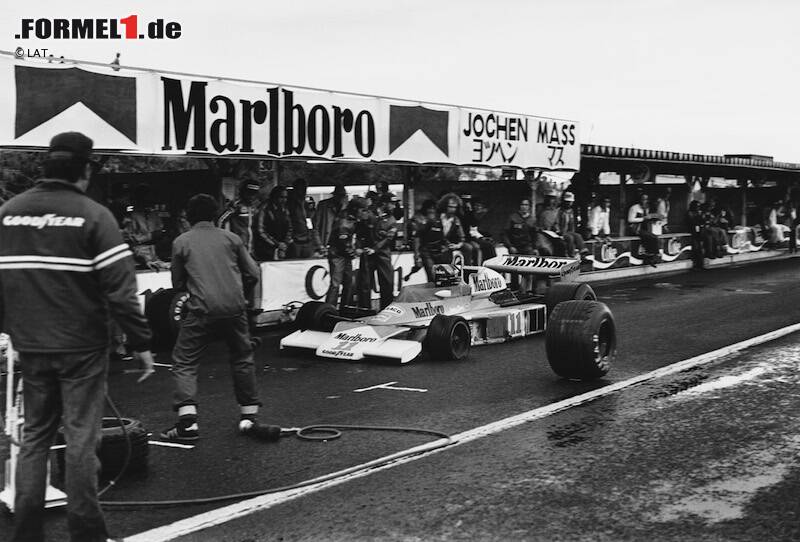 In der Geschichte der Formel 1 engagierten sich neun verschiedene Reifenhersteller: Zwei davon hatten oder haben ihren Ursprung in Großbritannien, zwei in den USA und jeweils einer in Deutschland, Japan, Belgien, Frankreich und Italien. Hochzeiten des später als "Reifenkrieg" bezeichneten Szenarios mit mehreren Zulieferern zum gleichen Zeitpunkt sind die Jahre 1954 und 1958, als sechs verschiedene Firmen ihre Produkte ins Rollen bringen. 1950 beginnt alles mit vier Marken... In der Geschichte der Formel 1 engagierten sich neun verschiedene Reifenhersteller: Zwei davon hatten oder haben ihren Ursprung in Großbritannien, zwei in den USA und jeweils einer in Deutschland, Japan, Belgien, Frankreich und Italien. Hochzeiten des später als "Reifenkrieg" bezeichneten Szenarios mit mehreren Zulieferern zum gleichen Zeitpunkt sind die Jahre 1954 und 1958, als sechs verschiedene Firmen ihre Produkte ins Rollen bringen. 1950 beginnt alles mit vier Marken...