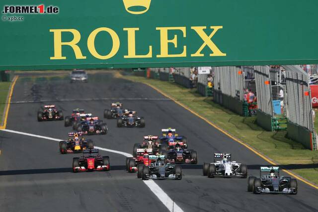 Foto zur News: Start zum Grand Prix von Australien: Polesetter Hamilton kommt am besten weg, Rosberg verliert ein paar Meter, kann aber Platz zwei vor Massa behaupten.