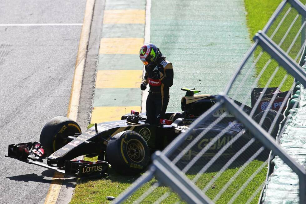 Foto zur News: Das bedeutet das Aus für Maldonado (und seinen Teamkollegen Romain Grosjean, der wegen eines technischen Problems fast zeitgleich an der Box aufgibt) ...