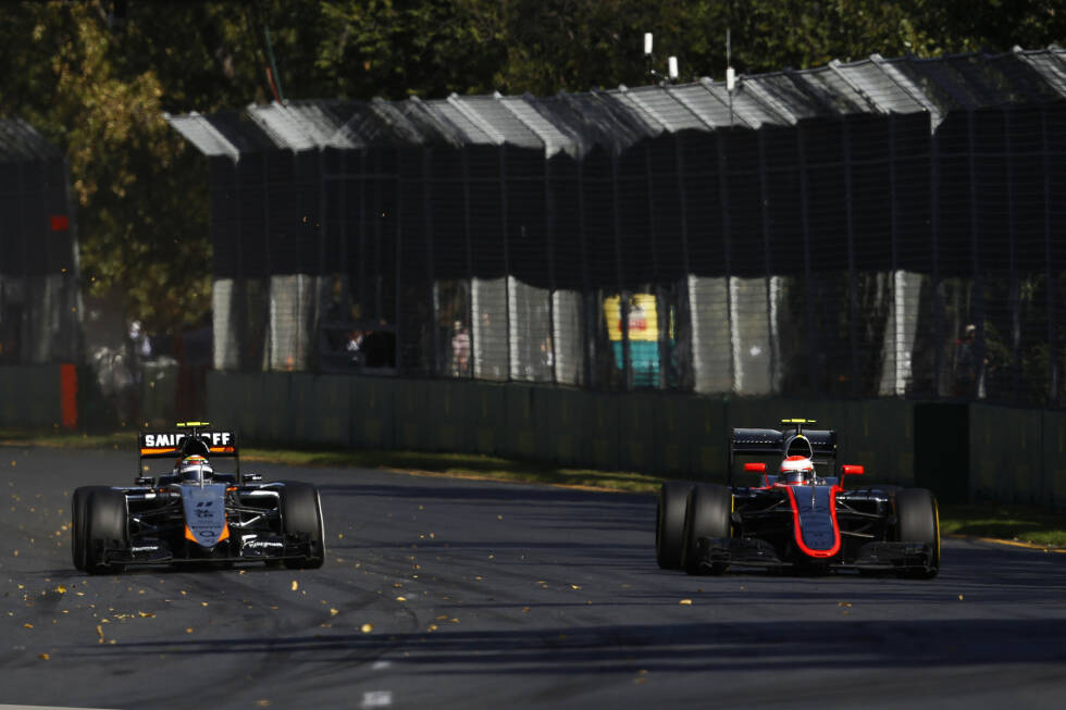 Foto zur News: Etwas weiter hinten kämpft Jenson Button (McLaren) beherzt gegen den letzten Platz. Aber selbst sein ehemaliger Teamkollege Sergio Perez (Force India) kann schneller, und so schert dieser beim Anbremsen der dritten Kurve aus. Aber Button lässt nicht locker, ...