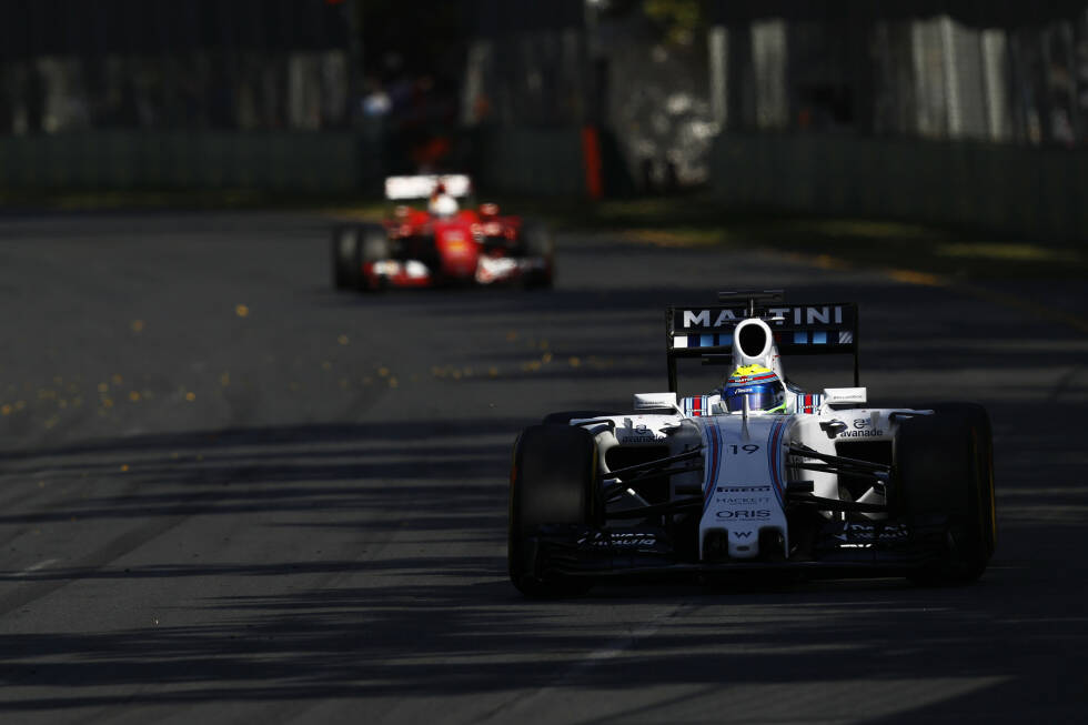 Foto zur News: Aber zumindest eine Seite der Ferrari-Box hat Grund zur Freude: Vettel verliert zwar zunächst Massas Williams aus den (DRS-)Augen, profitiert aber vom späteren Boxenstopp, geht beim Reifenwechsel am Brasilianer vorbei und fährt von da an sicher dem ersten Podium für die Scuderia entgegen.