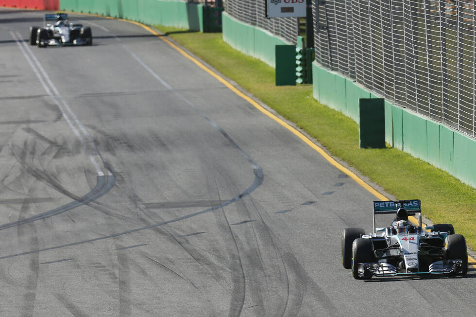 Foto zur News: An der Spitze zieht der Silberpfeil-Express trotz schaumgebremster Motoren einsam seine Kreise. Rosberg hat teilweise fast fünf Sekunden Rückstand auf Hamilton, kommt jedoch immer wieder näher. Aber der Weltmeister hat alles im Griff und kann das Tempo jedes Mal mühelos verschärfen, wenn es notwendig ist.