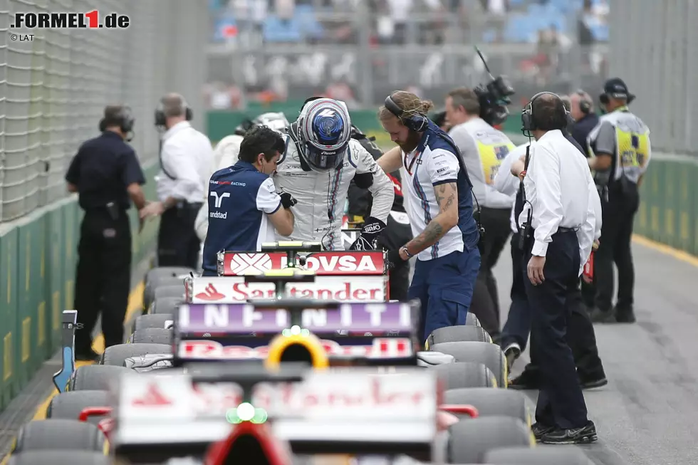 Foto zur News: Neben McLaren-Superstar Fernando Alonso und dem finanziell maroden Manor-Marussia-Team muss noch einer klein beigeben, bevor das Rennen überhaupt begonnen hat: Valtteri Bottas zieht sich im Qualifying eine Rückenverletzung zu, muss die Nacht im Krankenhaus verbringen. Eine Stunde vor dem Start gibt Williams bekannt: Die FIA erteilt keine Starterlaubnis, obwohl Bottas fahren möchte.