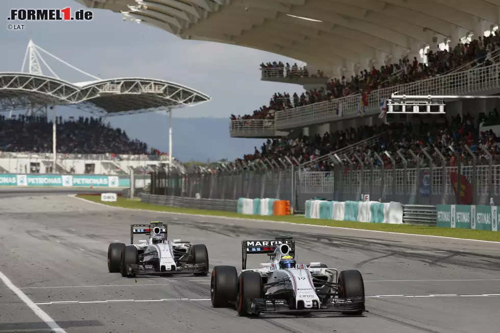 Williams-internes Duell um Platz fünf: Bottas muss zu Beginn der letzten Runde bei Start und Ziel noch gegen Felipe Massa zurückstecken, aber sein Überraschungsangriff außen (!) im Infield sitzt. Foto zur News: Williams-internes Duell um Platz fünf: Bottas muss zu Beginn der letzten Runde bei Start und Ziel noch gegen Felipe Massa zurückstecken, aber sein Überraschungsangriff außen (!) im Infield sitzt.