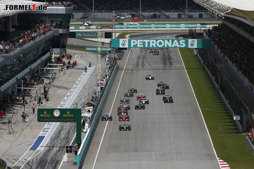 Foto zur News: Hamilton erwischt den besten Start, auch Rosberg kommt gut weg und ist schon auf gleicher Höhe mit Vettel, ...