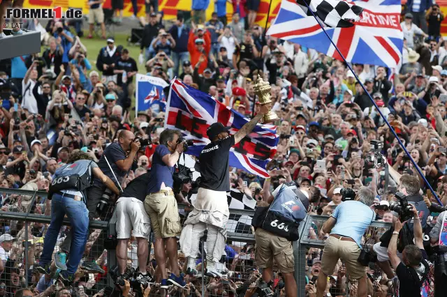 Foto zur News: Silverstone wie es leibt und lebt: 140.000 Zuschauer bejubeln den dritten Sieg von Lewis Hamilton beim Heimspiel. Das Home of British Motor Racing erlebt das bisher spannendste Saisonrennen 2015 - und feiert im Anschluss eine riesige Gartenparty.