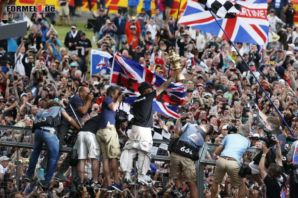 Foto zur News: Silverstone wie es leibt und lebt: 140.000 Zuschauer bejubeln den dritten Sieg von Lewis Hamilton beim Heimspiel. Das Home of British Motor Racing erlebt das bisher spannendste Saisonrennen 2015 - und feiert im Anschluss eine riesige Gartenparty.