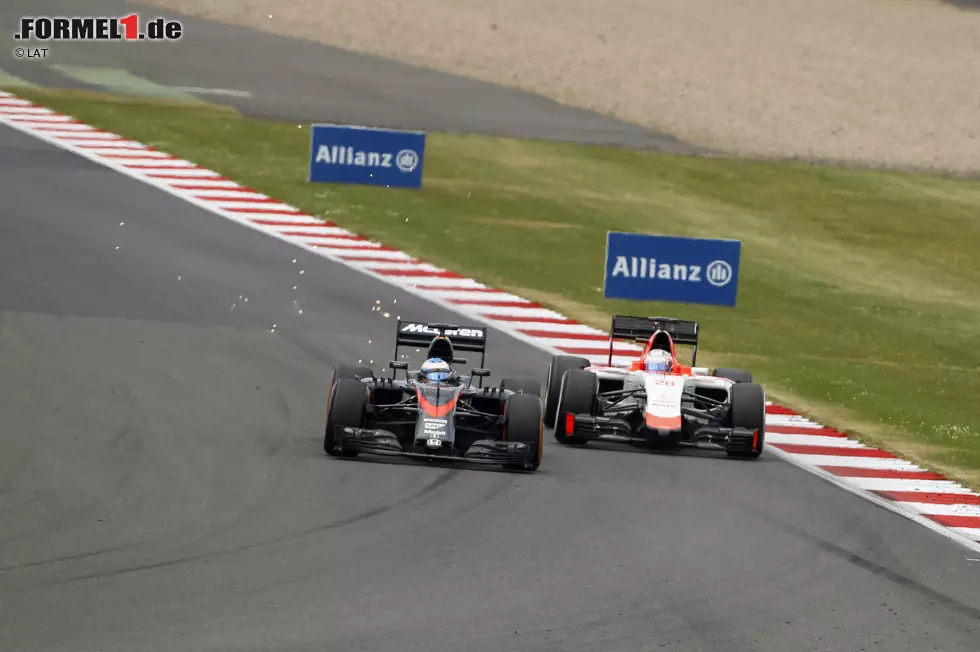 Alonso muss zwar sogar gegen die langsamsten Autos im Feld kämpfen, holt aber immerhin seinen ersten WM-Punkt seit der Rückkehr zu McLaren. Trotzdem ist das verwöhnte Erfolgsteam von einst am Tiefpunkt. Ron Dennis schimpft Eddie Jordan, der seinen Rücktritt fordert, als "Dorftrottel". Foto zur News: Alonso muss zwar sogar gegen die langsamsten Autos im Feld kämpfen, holt aber immerhin seinen ersten WM-Punkt seit der Rückkehr zu McLaren. Trotzdem ist das verwöhnte Erfolgsteam von einst am Tiefpunkt. Ron Dennis schimpft Eddie Jordan, der seinen Rücktritt fordert, als "Dorftrottel".